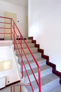 Obnovené schodiště oživila nová barva zábradlí. (Obnova interiérů prvorepublikové vilky na Plzeňsku, ateliér DEBYT)