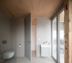 Pohled do interiéru bytu. (Rekonstrukce a přístavba k vile v Praze-Vinohradech, PAPUNDEKL ARCHITEKTI)