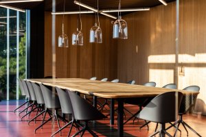 Nové sídlo KOMA MODULAR v pavilonu z EXPO 2015 získalo cenu Nejatraktivnější pracovní prostředí v soutěži Zasedačka roku.