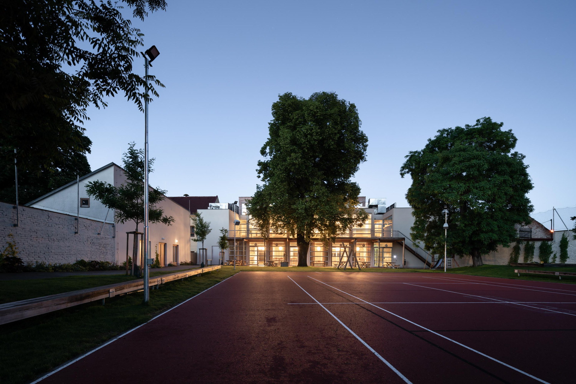 Společensko-kulturní centrum SOKEC v Hrušovanech u Brna od Štěpána Kubíčka, Martiny Buřičové, Jana Novotného a Jonáše Krýzla / caraa architekti a Atelier KAVA
