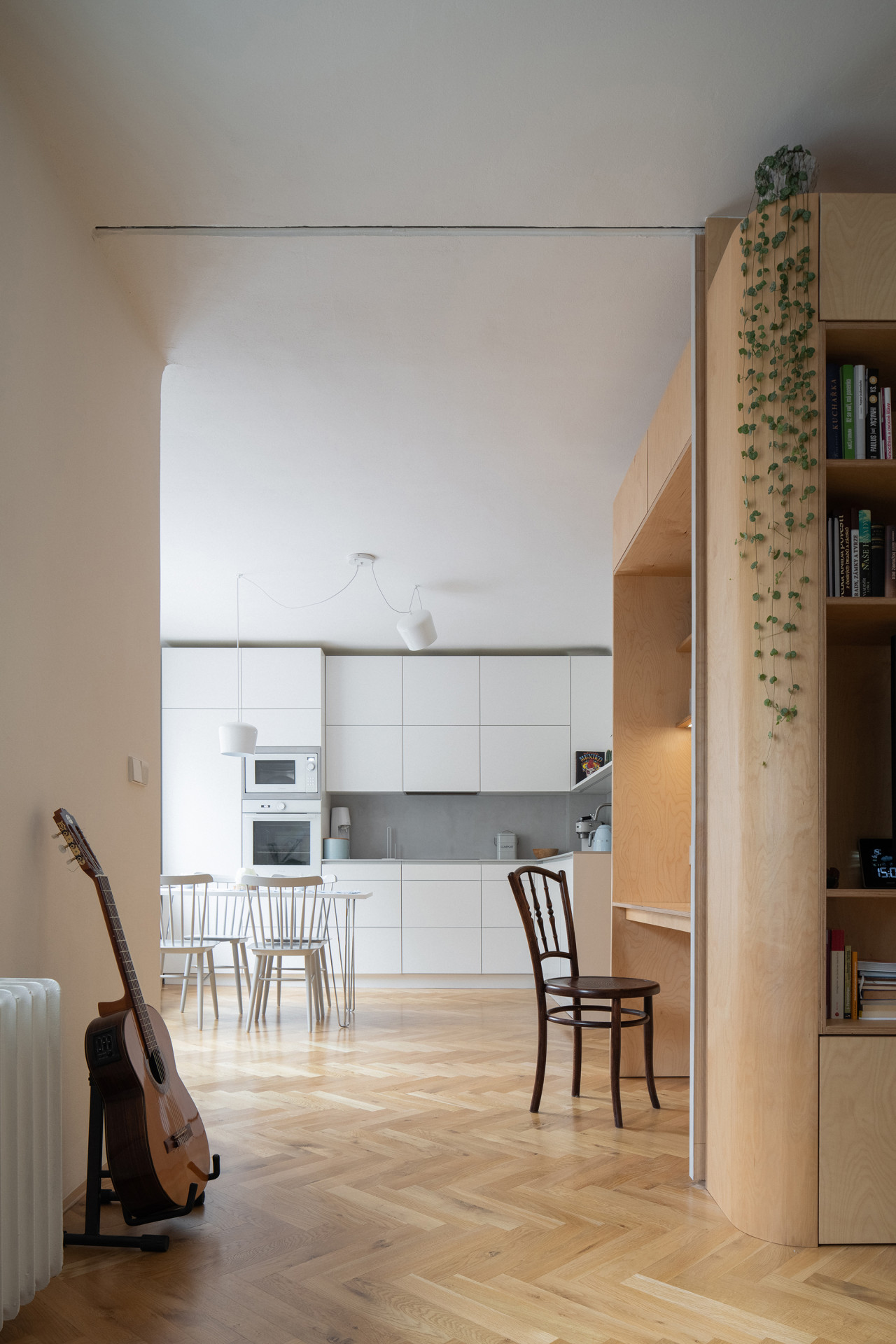 Rekonstrukce bytu v Praze-Bubenči, Papundekl architekti: Z dřevěného jádra se dají vysunovat průsvitné příčky z polykarbonátu