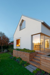 Z obývacího pokoje se dá novou prosklenou stěnou vstoupit na terasu a z té sejít dál do zahrady. (Přestavba rodinného domu v Ostrovačicích, INK ARC)