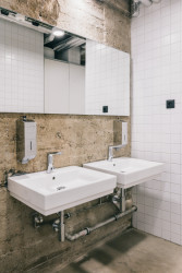 Původní betony zůstaly na vybraných místech odhalené. (Ateliér v panelárně od A8000)