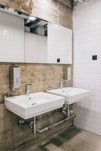 Původní betony zůstaly na vybraných místech odhalené. (Ateliér v panelárně od A8000)