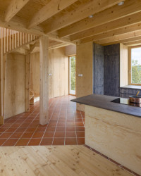 Spolu se schodištěm vymezuje první nadzemní podlaží dva hlavní prostory - kuchyň s jídelnou a obývací pokoj. (Casa De Mi Luna, Studio Circle Growth)