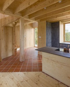 Spolu se schodištěm vymezuje první nadzemní podlaží dva hlavní prostory - kuchyň s jídelnou a obývací pokoj. (Casa De Mi Luna, Studio Circle Growth)