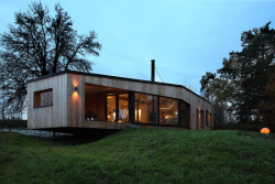 Prodesi/Domesi - Dřevostavba u Benešova: Velkoformátová okna umožňují výhledy do krajiny