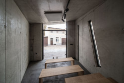 Světlo dovnitř kaple propouštějí také skleněné dveře. (Kaple v Praze-Záběhlicích; JIRSA – ARCHITEKTI)