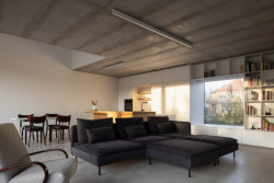 Rodinný dům v Polánce, CL3: Na podlahách jsou cementové stěrky, stropy odhalují pohledový beton a stěny pokrývá bílá výmalba