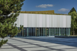 Rekonstrukce univerzitní auly v Praze od studia DRNH & Jana Čejky