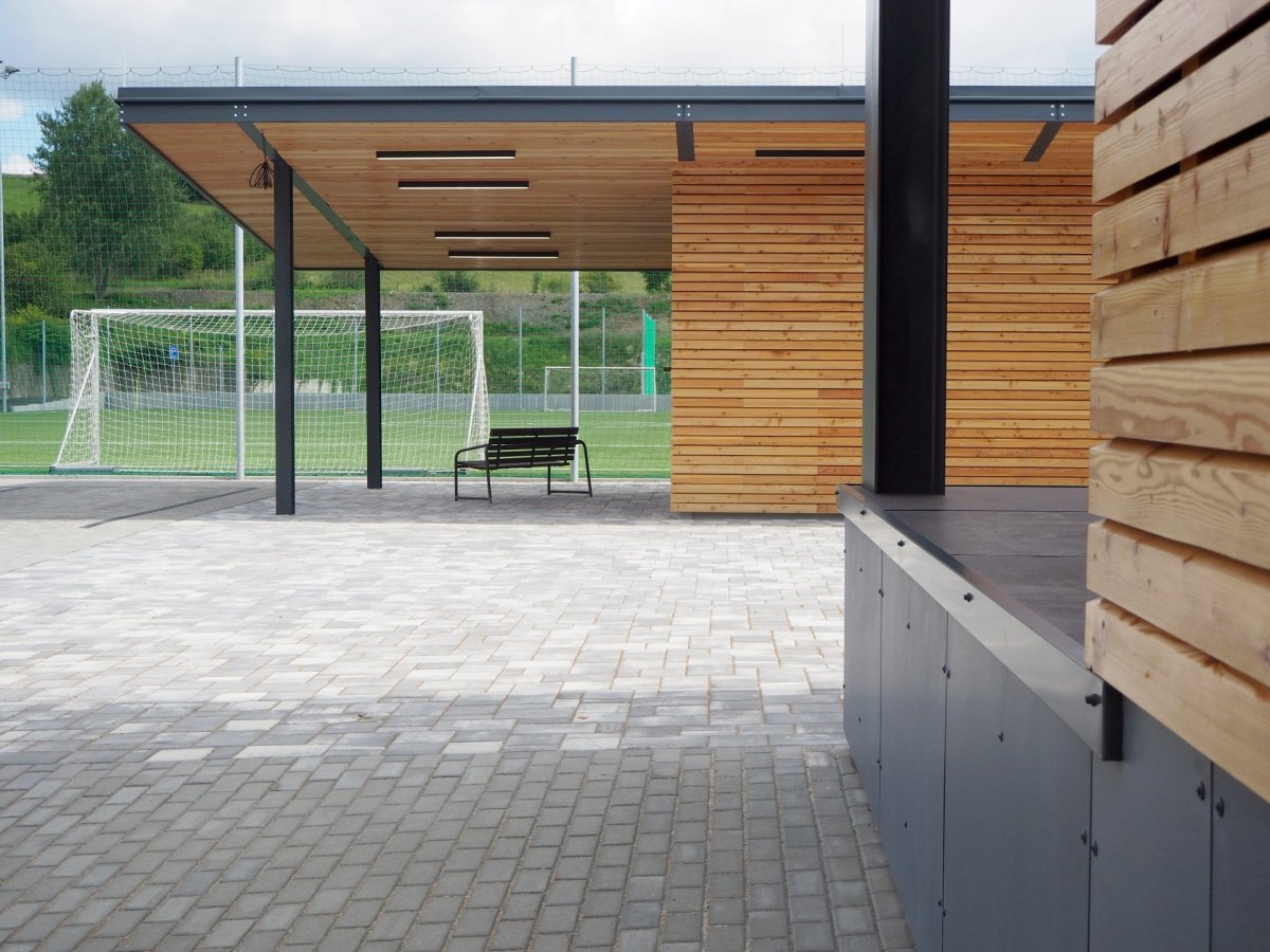 Architekti ze studia Liprojekt doplnili sportovní areál v obci Vidče o bufet s posezením a kryté pódium