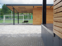 Architekti ze studia Liprojekt doplnili sportovní areál v obci Vidče o bufet s posezením a kryté pódium