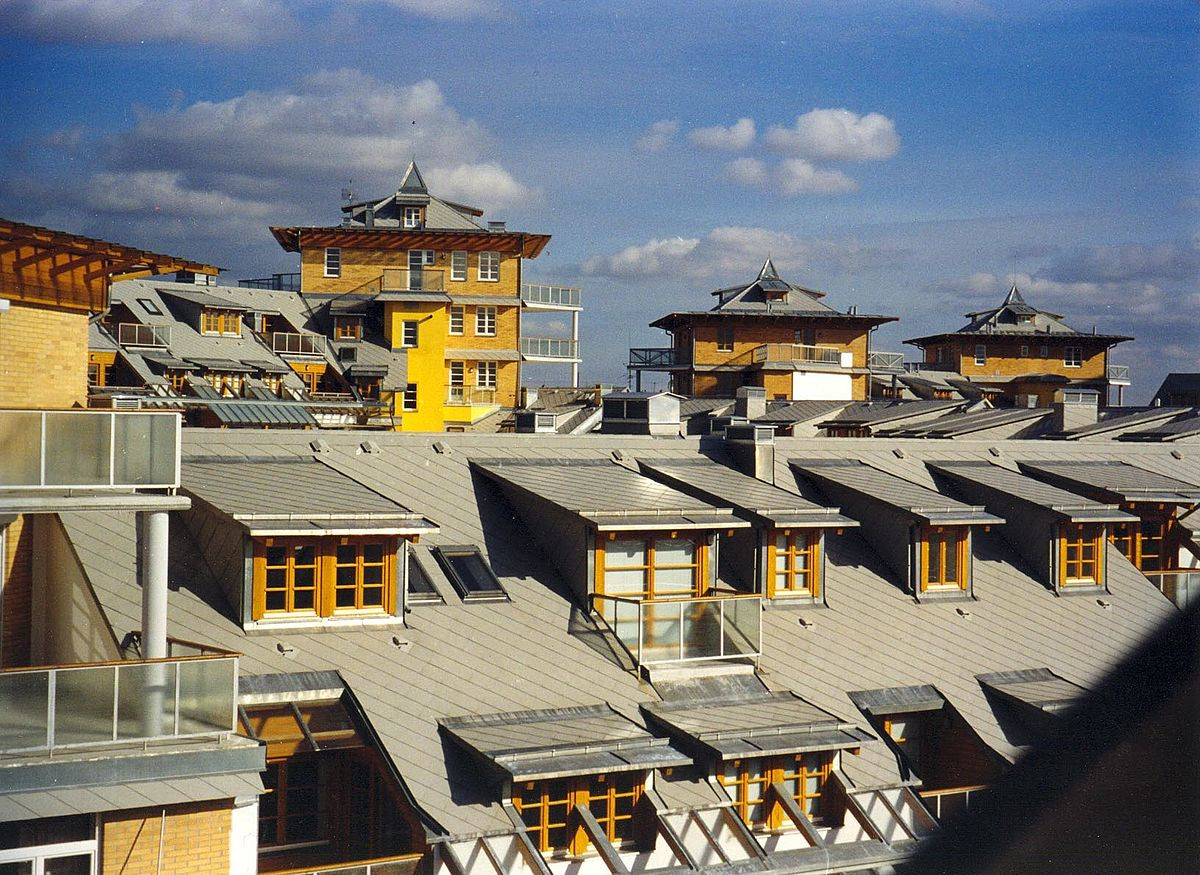 Výrazně barevná a tvarově rozmanitá architektura areálu Hvězda (1994-2000) podle projektu Vlada Miluniće působí v souvislosti s okolními panelovými domy pražského sídliště Petřiny až nepatřičně. Areál vyrostl na volném místě, kde mělo podle původního plánu stát kulturní centrum.