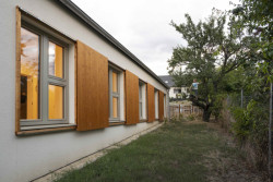 V malé vesnici na západě Slovensko stojí nově zrealizovaný dvojdům pro zdravotně a mentálně znevýhodněné navržený architekty z ateliéru A33