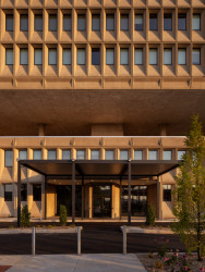 Administrativní brutalistickou budovu v americkém New Haven proměnili architekti ze studia Becker + Becker na luxusní hotel Marcel