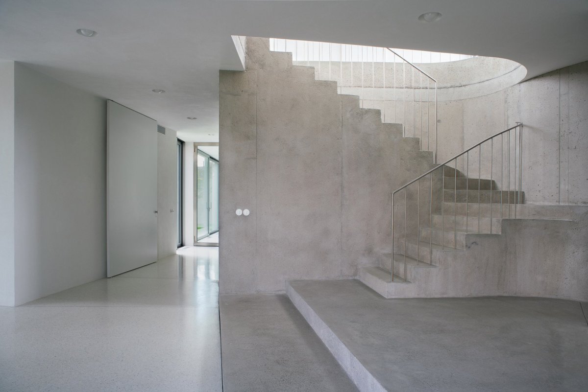 Schodiště z pískovaného betonu připomíná kámen. (Vila za Prahou, Nacházel architekti)