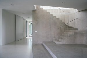 Schodiště z pískovaného betonu připomíná kámen. (Vila za Prahou, Nacházel architekti)