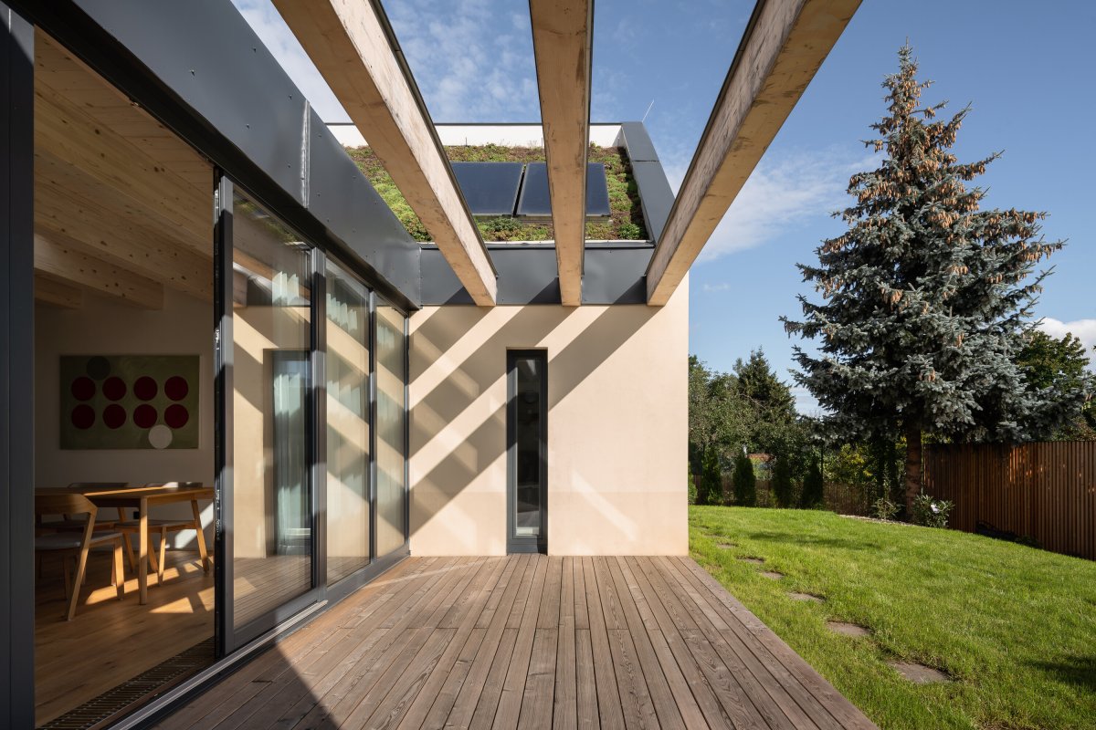 Z obytné kuchyně se dá vyjít na terasu a dál do zahrady. (Rodinný dům v Křenovicích, ika.architekti)