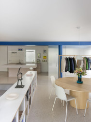 Místo příček architekti do obývacího pokoje vložili nábytek. (Byt bazén, GRAU)