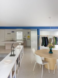 Místo příček architekti do obývacího pokoje vložili nábytek. (Byt bazén, GRAU)
