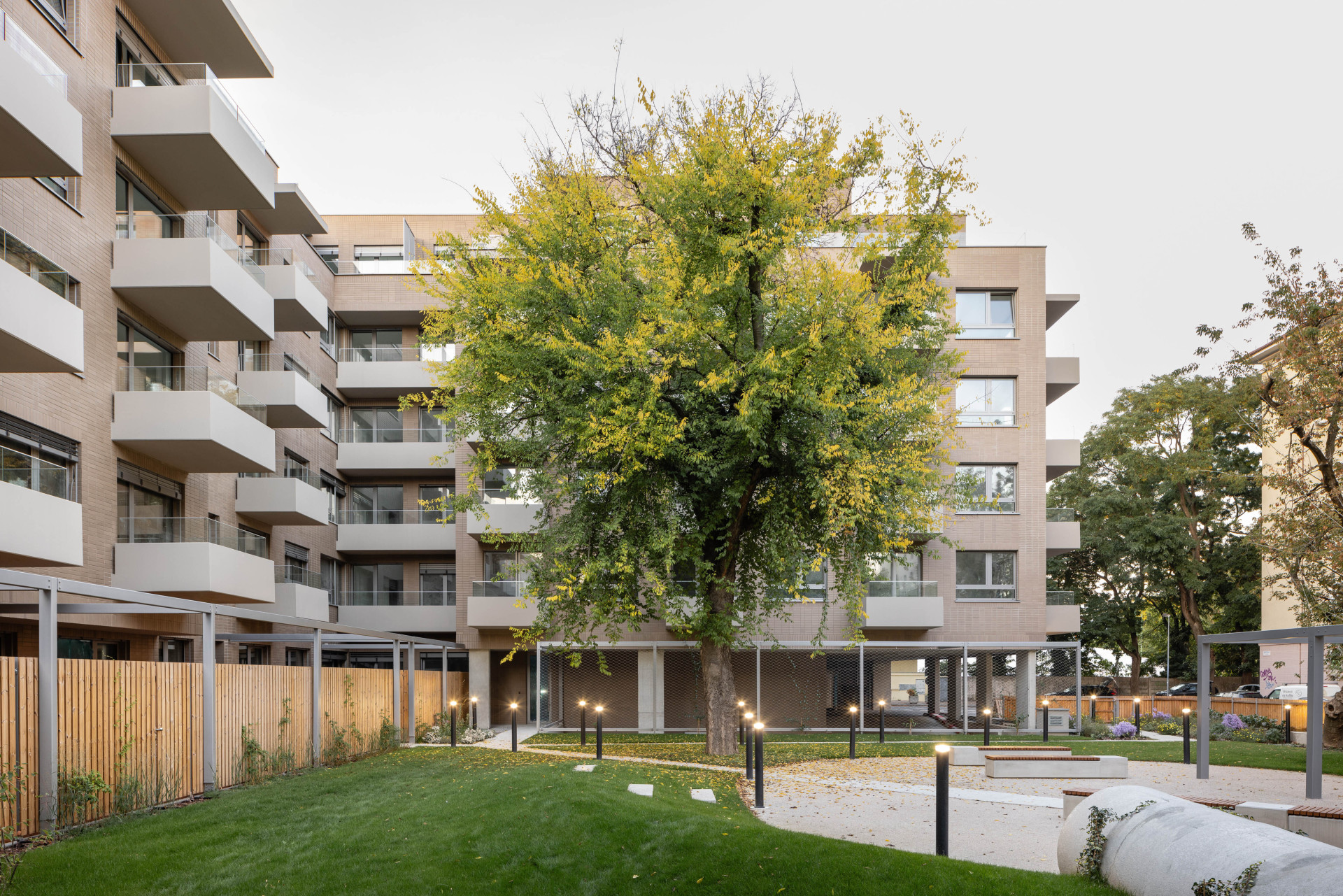 Z druhé strany domu je tichý vnitroblok. Tvar podzemních garáží byl upraven tak, aby stavbu přežil stoletý strom.