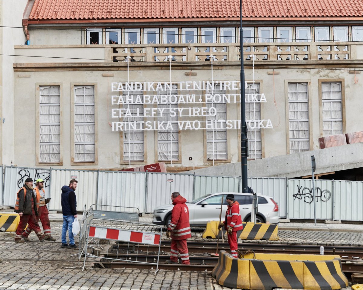 Světelný nápis na fasádě Kunsthalle Praha, Joël Andrianomearisoa