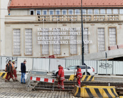 Světelný nápis na fasádě Kunsthalle Praha, Joël Andrianomearisoa