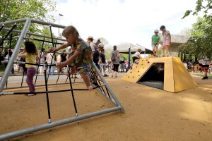 V parku jsou také nová hřiště a sportoviště. (Park Střed v Mostě, Rehwaldt Landscape Architects + Atelier Hoffman)