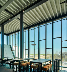 Sportovní hala ETB Sombroek ve městě Edam-Volendam v Nizozemsku od studia Kuiper Steur Architecten