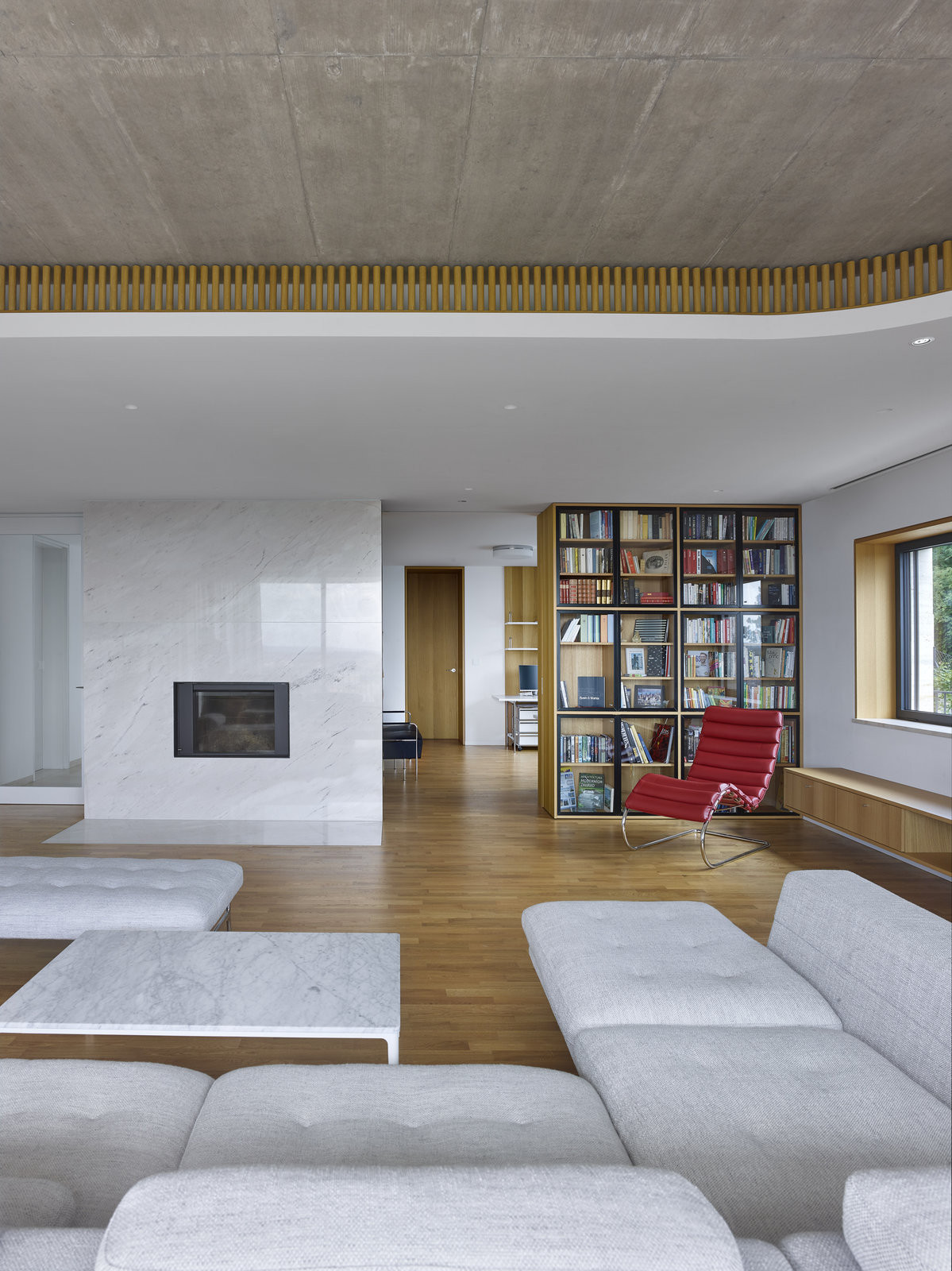 Pohled do obývacího pokoje (Vila zasazená do krajiny vinohradu; Atelier RAW)