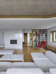 Pohled do obývacího pokoje (Vila zasazená do krajiny vinohradu; Atelier RAW)