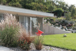 Architekt projektu přišel s chytrým řešením – objekt zaklenul do svahu. (Zahradní domek, Adam Lukačovič)