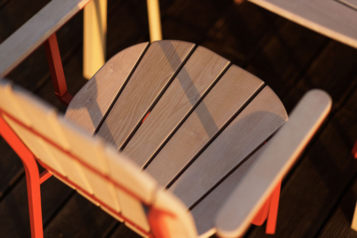 Tvar sedáku a opěradla z akátových latí vytváří tvar připomínající rozevírající se mušli.