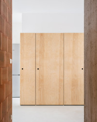 Jaromír Krobot navrhl interiér bytu, ve kterém dominují přiznané pálené cihly, beton a hrubé omítky