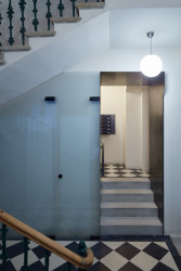 Rekonstrukci činžovního domu v Havelské ulici, QARTA Architektura: Všechny nové vstupy se k původním hmotám záměrně staví kontrastně