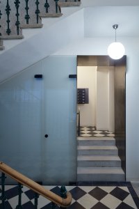 Rekonstrukci činžovního domu v Havelské ulici, QARTA Architektura: Všechny nové vstupy se k původním hmotám záměrně staví kontrastně