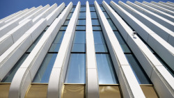 Na fasádu bylo použito sklo AGC s protisluneční ochranou Stopray Ultraselect 60/28 on Clearvision. (Administrativní budova BNP Paribas Fortis Montagne du Parc v Bruselu)