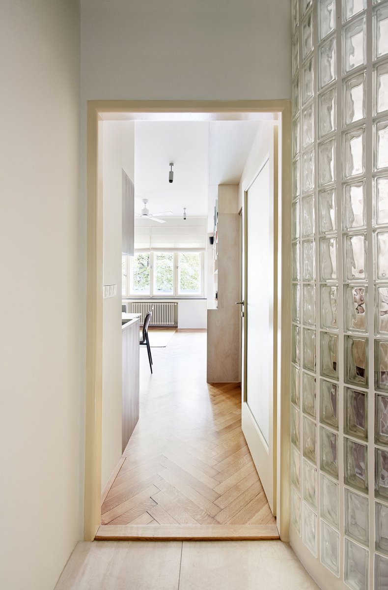 Stěna z luxfer propouští do ložnice světlo. (Rekonstrukce bytu na Vinohradech, Markéta Bromová architekti)