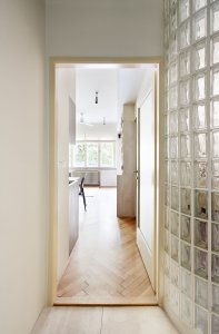 Stěna z luxfer propouští do ložnice světlo. (Rekonstrukce bytu na Vinohradech, Markéta Bromová architekti)