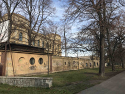 Objekt bývalé kuželny ze 30. let v plzeňských Štruncových sadech, pohled od řeky. Foto: Studio Toast