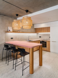 Kuchyně s jídelnou. Autorský nábytek a na podlaze teraco