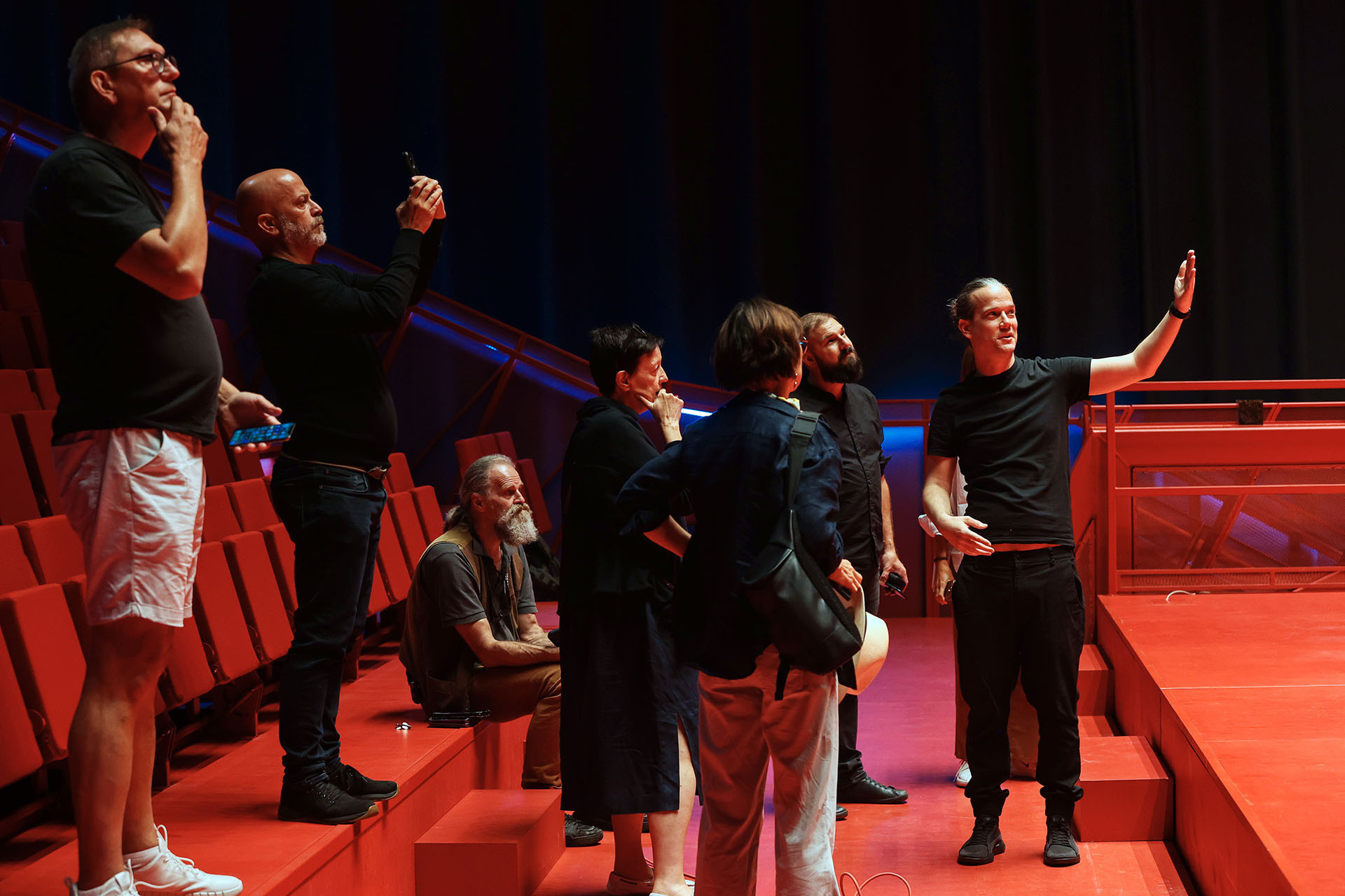 Mezinárodní porota na prohlídce koncertního sálu v Karlových Varech, který získal Českou cenu za archiekturu v roce 2024.