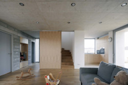 Hlavní obytný prostor je navržen jako hlavní těžiště domu. (Rodinný dům v Radotíně, Papundekl architekti)