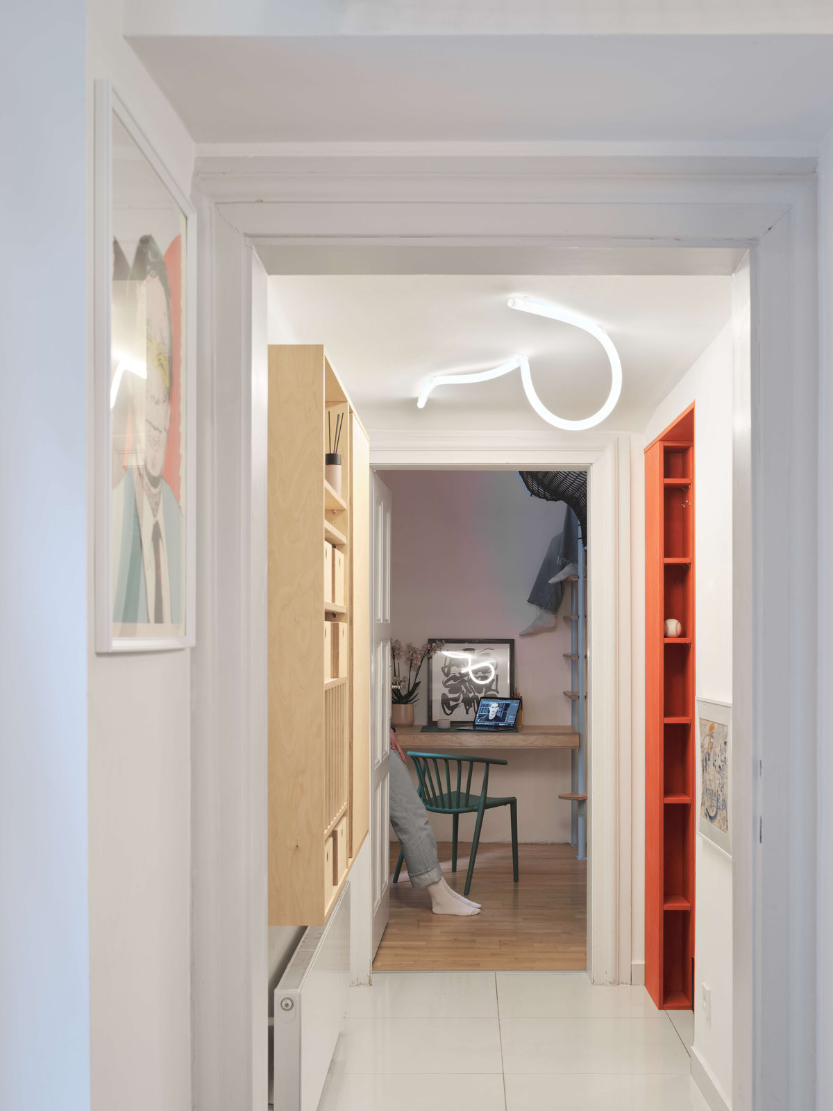 Výhodou bytu je praktická dispozice, zde pohled do chodby, v níž našly místo také úložné prostory. (Bydlení na 37 metrech čtverečních; hurá studio)