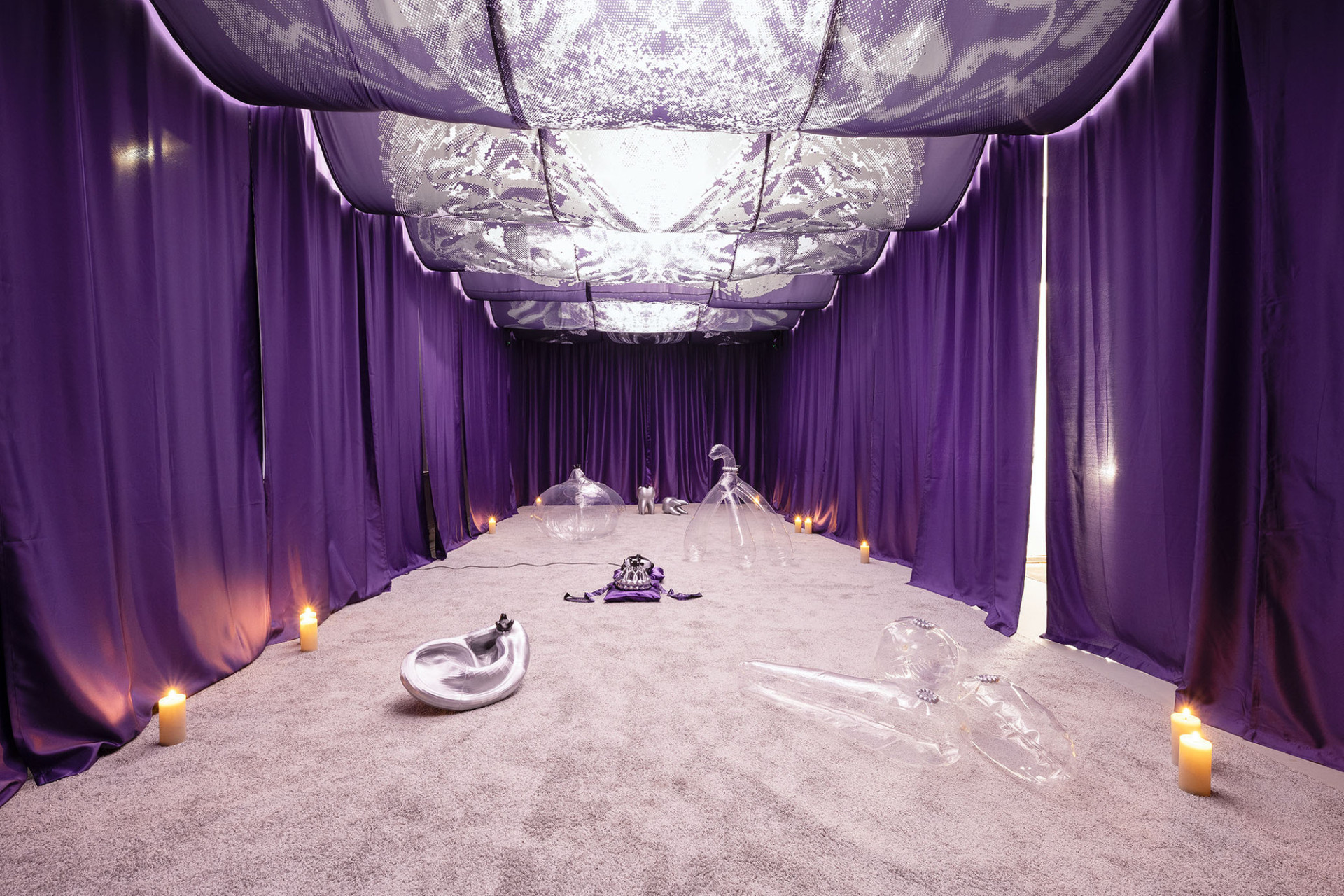 Fotografie z výstavy MIRRORWORLDS od Pauly Strunden