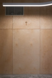 Interiér z překližky (Komunitní centrum v bývalé stodole, studio Raketoplán)