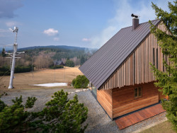 Chata stojí pod vrcholem Kohútky v Javornících, hned u lyžařských vleků. (Chata Kohútka od SENAA architekti)