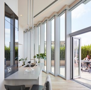 Americké studio SOM realizovalo výškovou budovu nad olympijskou čtvrtí v Londýně. Slouží jako butikový hotel a restaurace, ale najdeme zde i bytové jednotky