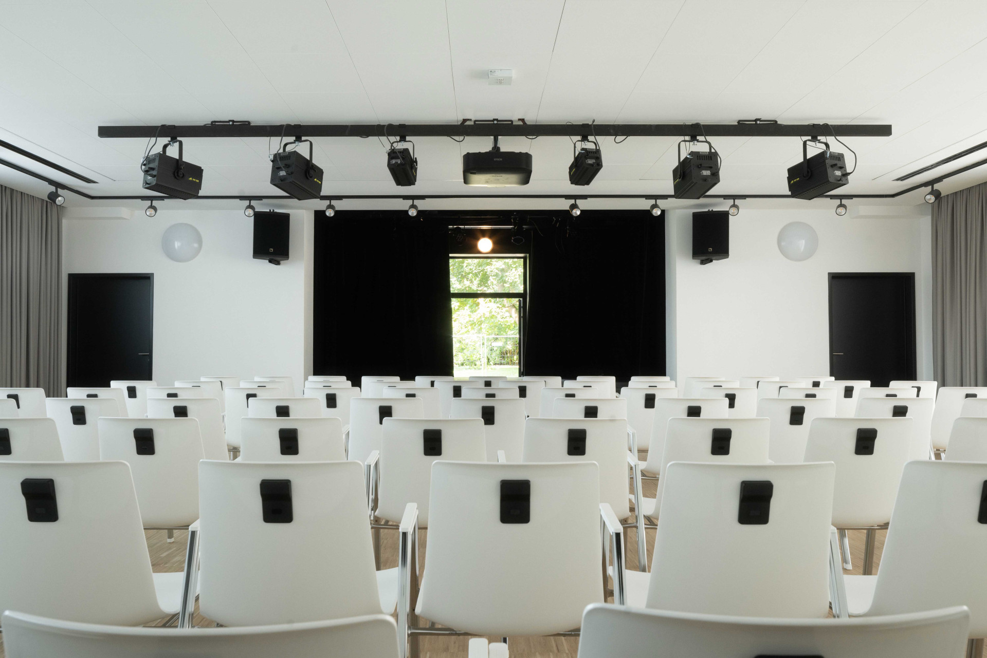 Společnost Wiesner-Hager je odborníkem na kancelářskou architekturu. Mimo to ale vybavuje eventové a konferenční prostory kulturních domů, hotelů a škol