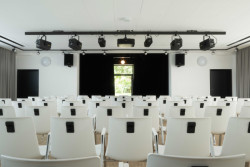 Společnost Wiesner-Hager je odborníkem na kancelářskou architekturu. Mimo to ale vybavuje eventové a konferenční prostory kulturních domů, hotelů a škol